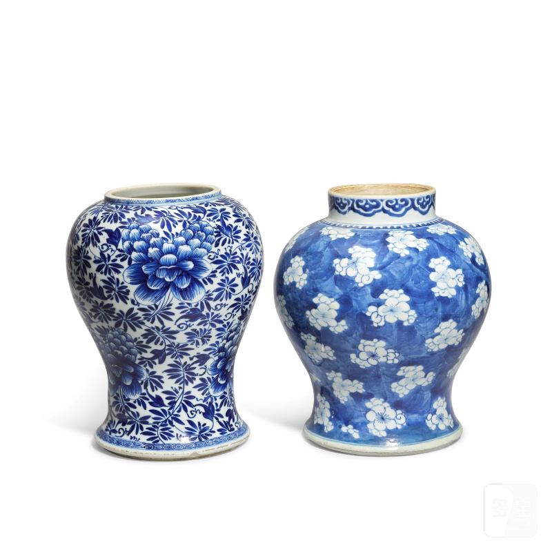 清康熙 青花花卉紋罐及青花梅紋罐 | A BLUE AND WHITE 'FLORAL' JAR AND A BLUE AND WHITE 'PRUNUS' JAR - 图1